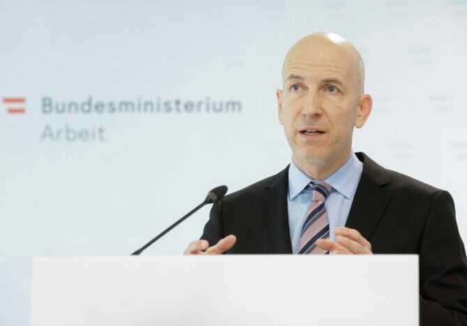 Auch bei der Langzeitarbeitslosigkeit gehen die Zahlen zurück. Arbeitsminister Martin Kocher. Foto: Andy Wenzl/BKA