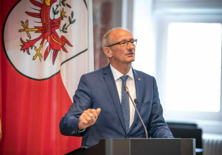 Gleich in der ersten Woche als Vorsitzender der LH-Konferenz legt Tirols LH Anton Mattle mit seinem Amtskollegen Markus Wallner ein Positionspapier zur Reformpartnerschaft vor. Foto: Land Tirol