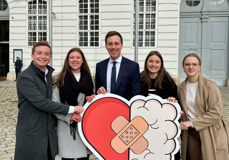 138.131 Personen haben das Mental Health Jugendvolksbegehren unterschrieben. Damit ist es in der Plenarsitzung des Parlaments. Am Bild: Die Initiatoren des Jugendvolksbegehrens und Abgeordneter zum Nationalrat Nico Marchetti. Foto: Schülerunion