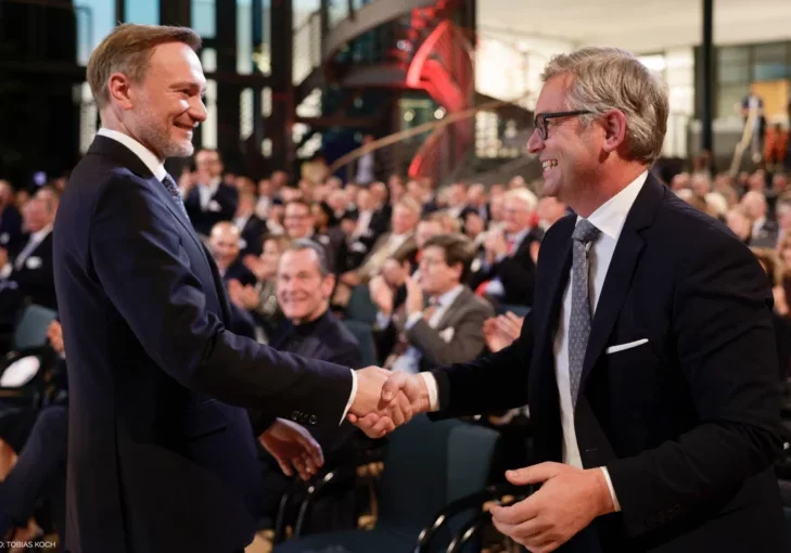 Händeschütteln der Ressortkollegen: Deutschlands Finanzminister Christian Lindner überreichte am Dienstag in Berlin Österreichs Finanzminister Magnus Brunner den deutschen Mittelstandspreis als Würdigung für die ökosoziale Steuerreform und eine nachhaltige Budgetpolitik. Foto: Tobias Koch