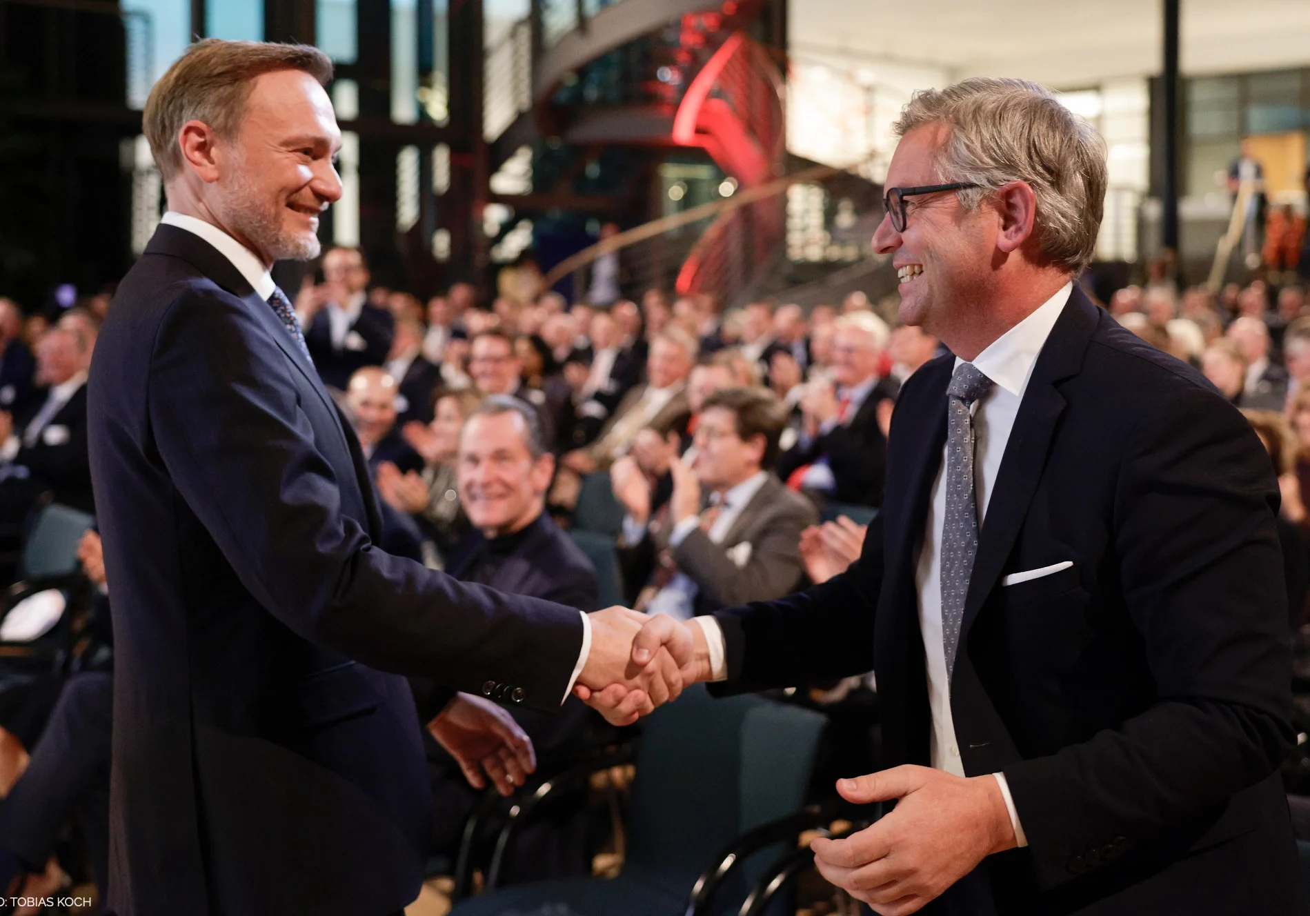 Händeschütteln der Ressortkollegen: Deutschlands Finanzminister Christian Lindner überreichte am Dienstag in Berlin Österreichs Finanzminister Magnus Brunner den deutschen Mittelstandspreis als Würdigung für die ökosoziale Steuerreform und eine nachhaltige Budgetpolitik. Foto: Tobias Koch