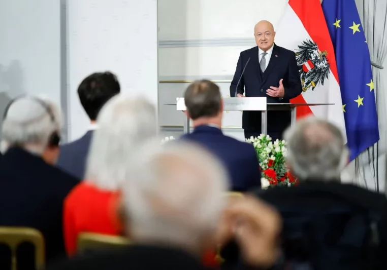 „Mit dem 8. Mai 1945 fand das dunkelste Kapitel der österreichischen Geschichte sein Ende“, erklärte Bundeskanzler Christian Stocker. Foto: BKA/Andy Wenzel