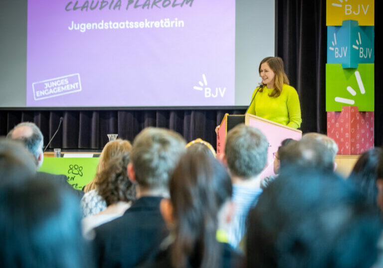 Jugendstaatssekretärin Claudia Plakolm hielt die Eröffnungsworte der Vollversammlung der BJV. Als starke Stimme für junge Anliegen konnte sie im letzten Jahr zahlreiche Erfolge nachweisen. Foto: BKA/Melicharek
