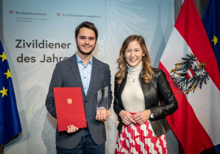 Bei der Preisverleihung für den Zivildiener des Jahres durch Staatssekretärin Claudia Plakolm wurde der Vorarlberger Marcel Simma zum Bundessieger gekürt. Foto: BKA/ Arno Melicharek
