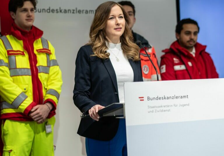 Jugendstaatssekretärin zeigt sich erfreut über das neue Pflegemodell für den Zivildienst. Foto: BKA/Arno Melicharek
