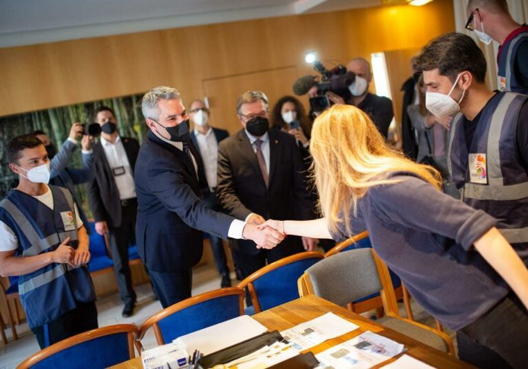 Karl Nehammer und LH Günther Platter beim Besuch eines Erstversorgungszentrums in Tirol - Foto: Karl Nehammer/Facebook