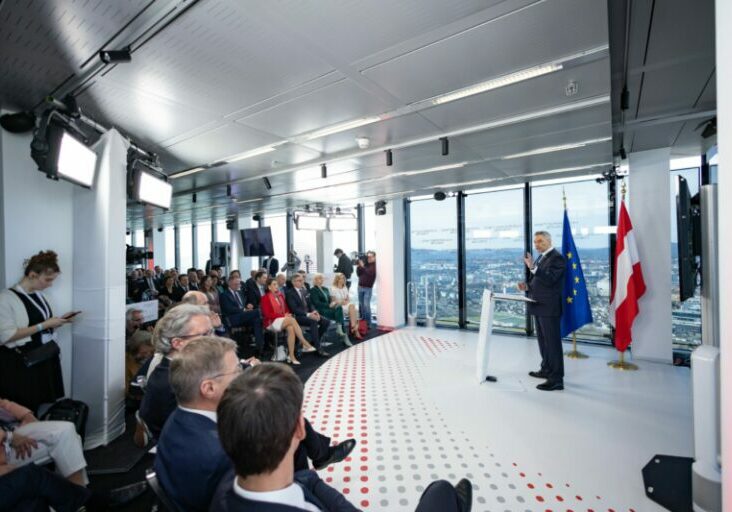 Bundeskanzler Karl Nehammer plädiert für eine Reform der Sozialleistungen. Integrationsministerin Susanne Raab nimmt das Thema in Angriff und sieht Dänemark als Vorbild. Foto: Volkspartei