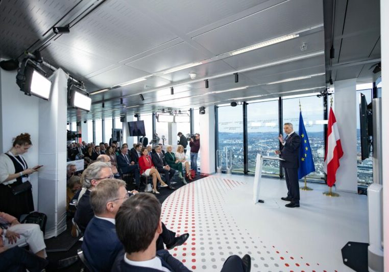 Bundeskanzler Karl Nehammer plädiert für eine Reform der Sozialleistungen. Integrationsministerin Susanne Raab nimmt das Thema in Angriff und sieht Dänemark als Vorbild. Foto: Volkspartei