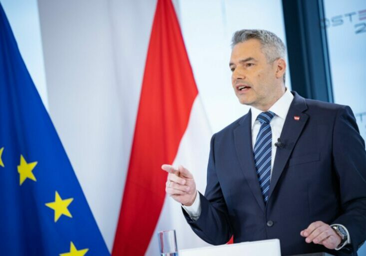 Der Mietpreisdeckel – eine von mehreren Maßnahmen, um die Inflation zu dämpfen. Unterstützungen für Haushalte und die Valorisierung von Familien- und Sozialeistungen tragen mit der Abschaffung der kalten Progression dazu bei, dass die Kaufkraft erhalten bleibt: Bundeskanzler Karl Nehammer erläuterte die Maßnahmen im ZiB2-Interview (Im Bild bei Rede zur Nation im März 2023). Foto: Jacob Glaser