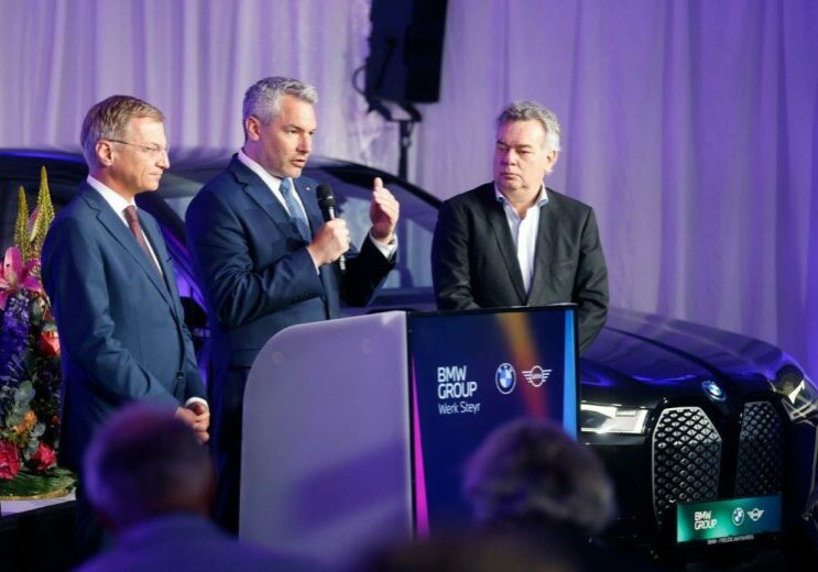 "Starkes Signal für den Standort Österreich." Die Regierungsspitze mit Karl Nehammer und Landeshauptmann Thomas Stelzer im BMW Werk in Steyr. Foto: BKA / Dragan Tatic