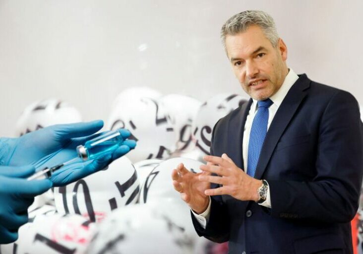Bundeskanzler Karl Nehammer betonte, alles dafür zu tun um die Impfquote zu steigern. Foto: BKA / Dragan Tatic / iStock Jodi Jacobson