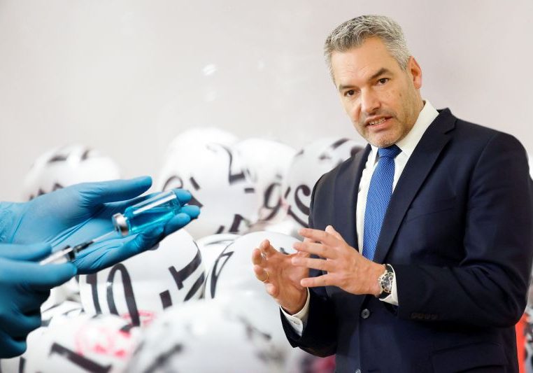 Bundeskanzler Karl Nehammer betonte, alles dafür zu tun um die Impfquote zu steigern. Foto: BKA / Dragan Tatic / iStock Jodi Jacobson