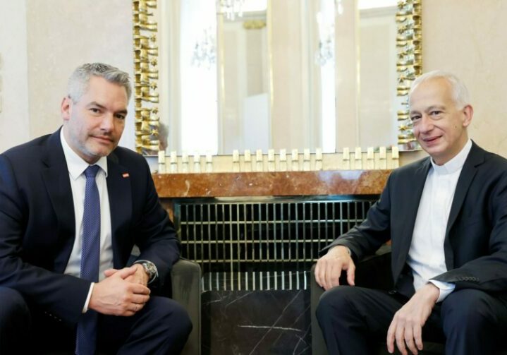 Die Regierungsmitglieder der ÖVP unterstützen mit dem Klimabonus die Aktion der Caritas. Im Bild Bundeskanzler Karl Nehammer und Caritas-Chef Michael Landau. Foto: BKA/Tatic