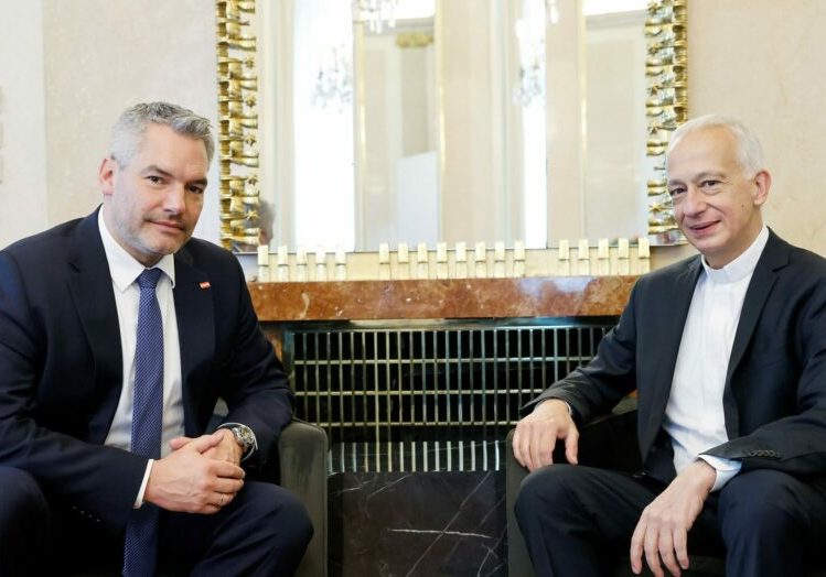 Die Regierungsmitglieder der ÖVP unterstützen mit dem Klimabonus die Aktion der Caritas. Im Bild Bundeskanzler Karl Nehammer und Caritas-Chef Michael Landau. Foto: BKA/Tatic