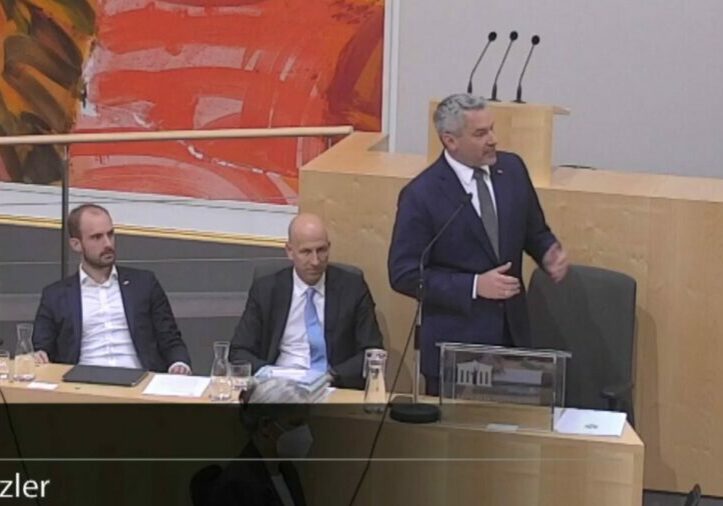 Regierung entlastet und präsentiert Lösungen: Bundeskanzler Karl Nehammer vor dem Plenum des Nationalrates. Bild: Screenshot parlament.gv.at