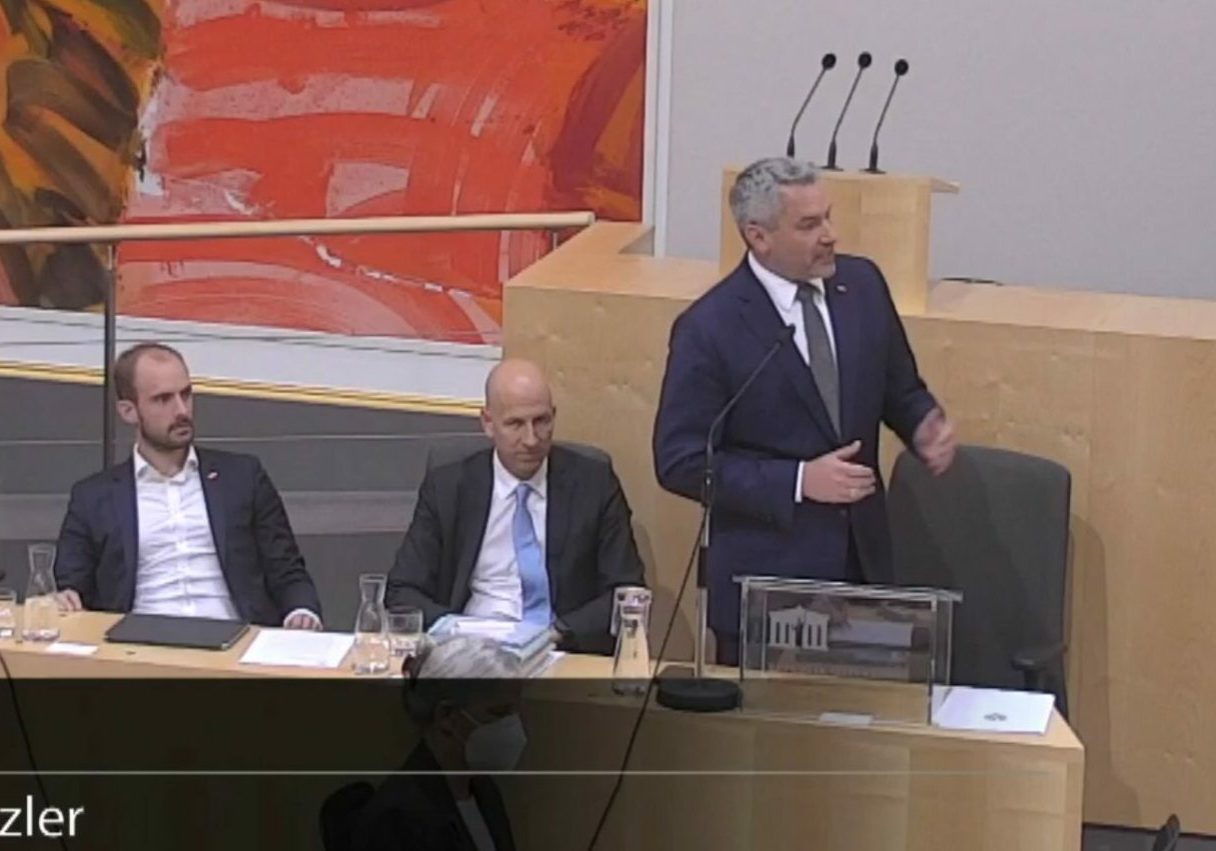Regierung entlastet und präsentiert Lösungen: Bundeskanzler Karl Nehammer vor dem Plenum des Nationalrates. Bild: Screenshot parlament.gv.at