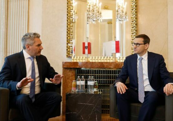Sichert Polen Hilfe zu: Bundeskanzler Karl Nehammer mit dem polnischen Premierminister Mateusz Morawiecki. Foto: Dragan Tatic/BKA