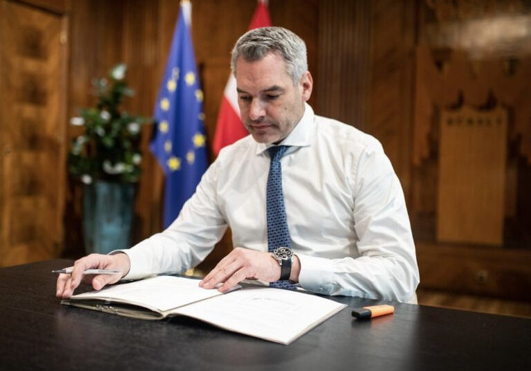 Dank der dritten Impfung hatte Bundeskanzler Karl Nehammer keine Symptome. Foto: BKA / Arno Melicharek