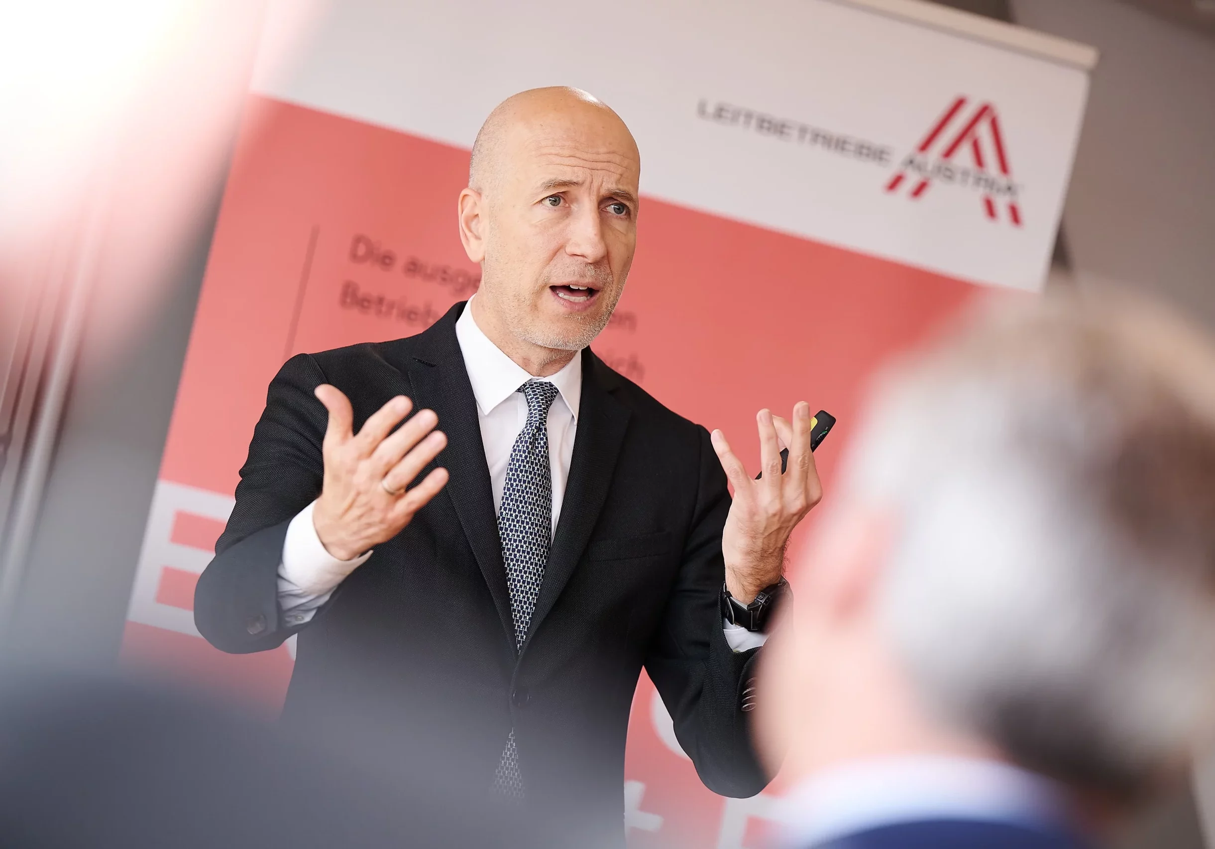 Arbeitsminister Martin Kocher: Standards und Kontrollen erhöhen Sicherheit und Gesundheit am Arbeitsplatz. Foto: BMWA