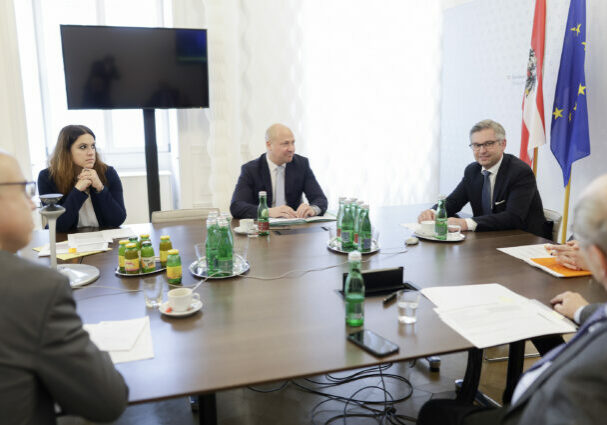 Finanzminister Magnus Brunner lud Spitzen-Wirtschaftsforscher zu Austausch. bild: BMF/ Wenzel