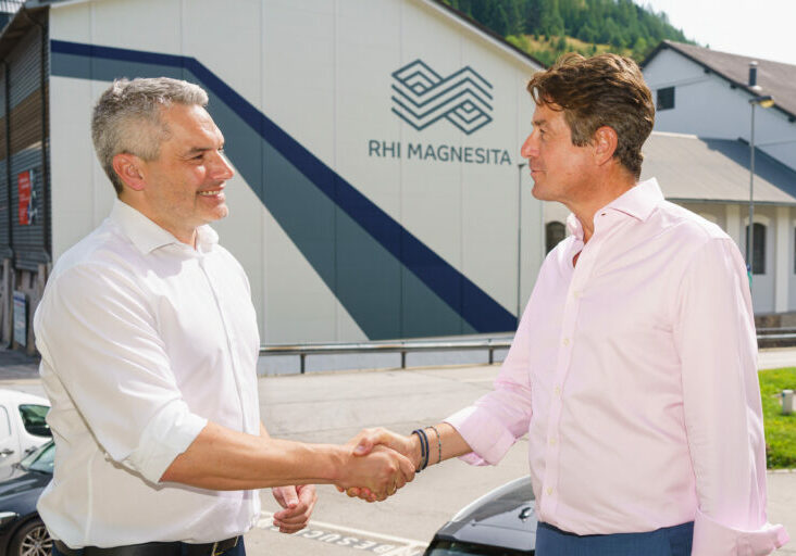 Bundekanzler Nehammer und RHI Magnesita CEO Stefan Borgas beim Lokalaugenschein im Werk Veitsch. Quelle: RHI Magnesita/Hofer