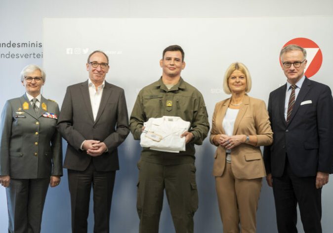 Mit dem Start des Wintersemesters an den Universitäten können nun bis zu 10 Personen mit einem Sondervertrag über 20 Jahre als Militärärzte aufgenommen werden. Anlässlich des Studienbeginns beförderte heute Verteidigungsministerin Klaudia Tanner 6 Medizinstudenten zu Fähnrichen. (v.l.n.r. Bgdr. Serandio, Minister Rauch, Fhr. Schober, Minitserin Tanner, Rektor MUW Müller) Foto: Carina Karlovits