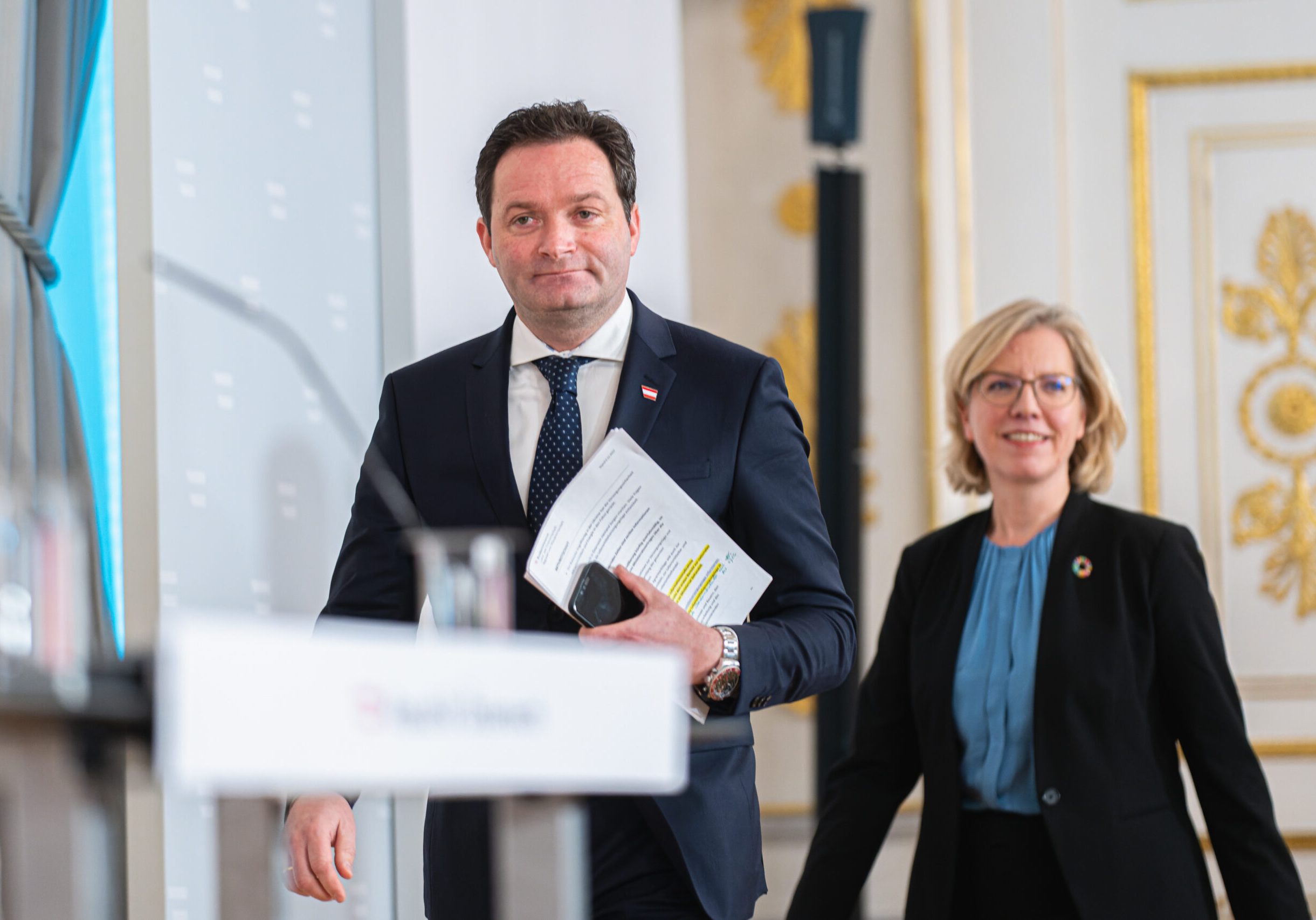 Ohne das erforderliche Einvernehmen mit Landwirtschaftsminister Norbert Totschnig stimmte Umweltministerin Leonore Gewessler – auch gegen die Stellungnahme der Bundesländer – für das EU-Renaturierungsgesetz. Der Verfassungs- und Gesetzesbruch, so Verfassungsministerin Karoline Edtstadler, landet vor den Gerichten. Foto: Toschnig und Gewessler nach dem Ministerrat im Dezember 2022. Foto: Bka/Berger