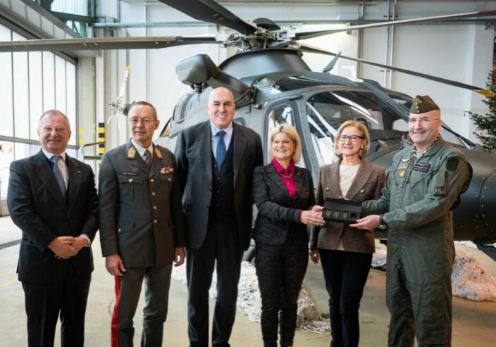 Das Bundesheer bezieht bereits Hubschrauber Leonardo AW169: Klaudia Tanner mit Ressortkollegen Guido Crosetto