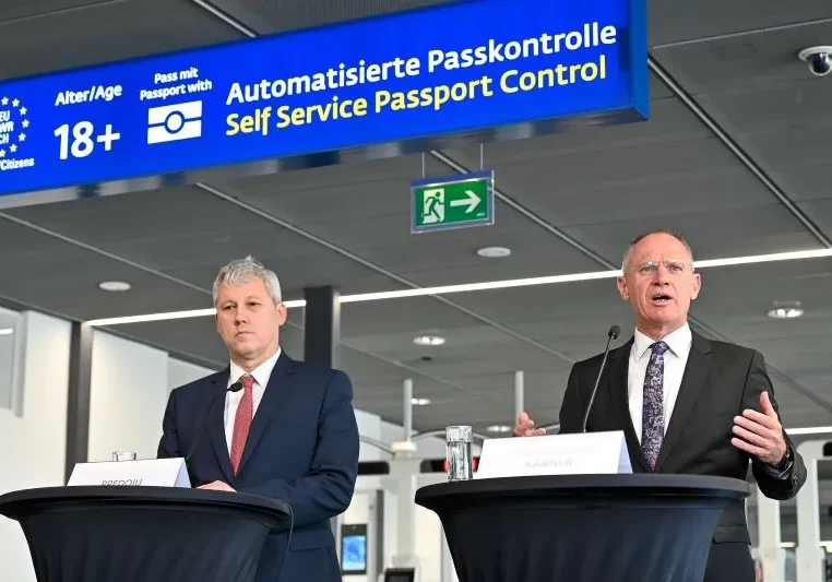Maßnahmen gegen illegale Migration und Schlepperei ins Asylwesen vereinbarten Innenminister Gerhard Karner und der rumänische Ressortkollege Cătălin Predoiu. Dafür können rumänische Staatsbürger durch das Abkommen „Schengen Air“ innereuropäisch ohne Passkontrolle reisen. Das Abkommen trat im April in Kraft, wie Predoiu und Karner am Flughafen Wien (Bild) bekannt gaben. Foto: BMI/Jürgen Makowecz