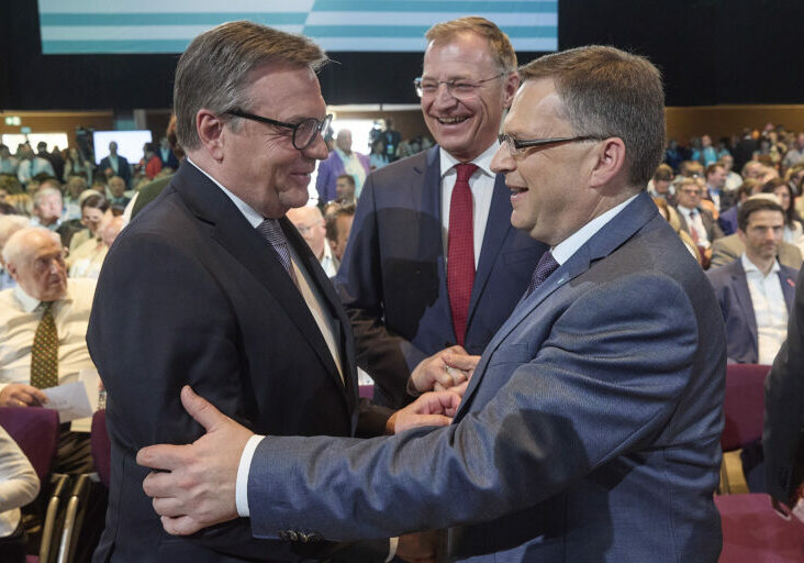 "In seiner langen politischen Laufbahn hat Tirols Landeshauptmann und ÖVP-Landesparteiobmann Günther Platter unterschiedlichste Funktionen und Ämter bekleidet und dabei stets sein hervorragendes Gespür für die Anliegen der Menschen bewiesen", sagt ÖVP-Klubobmann August Wöginger über den scheidenden Landeshauptmann Platter. Dessen Nachfolger Anton Mattle wünscht er alles Gute. Foto: photonews.at / Georges Schneider