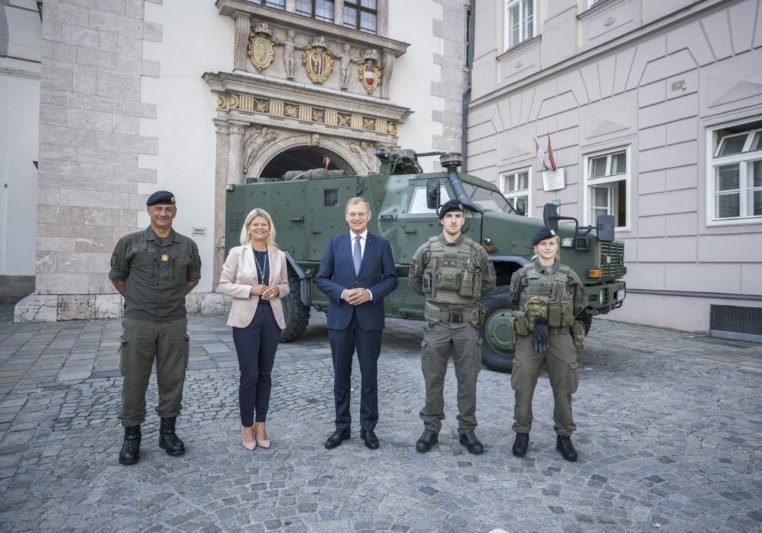 Ministerin Tanner & Landeshauptmann Stelzer vor einem „AC-Dingo“ in Linz. - Foto: Land OÖ/Max Mayrhofer