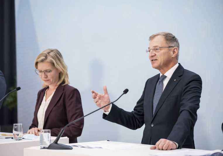 Nach dem Alleingang von Klimaministerin Leonore Gewessler gegen die Entscheidung der Landeshauptleutekonferenz sieht Oberösterreichs LH Thoma Stelzer die Grenzen, der Kooperation mit ihr. Foto: Max Mayrhofer