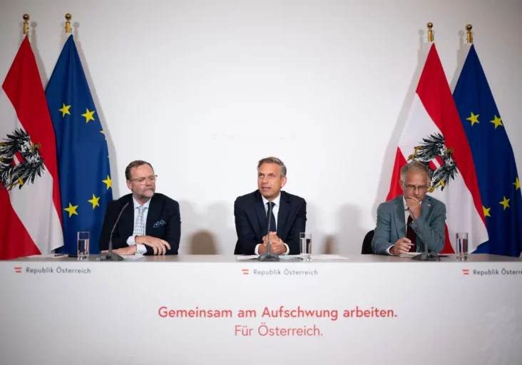 Wirtschaftsminister Wolfgang Hattmannsdorfer präsentierte mit seinen Regierungskollegen die ersten Beschlüsse der Regierungsklausur. Wachstum und Bekämpfung der Inflation stehen im Fokus der Herbstarbeit. Foto: BKA/Paul Gruber