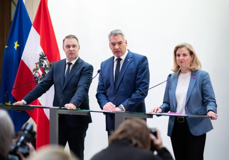 Am Donnerstag erfolgt der Startschuss der Koalitionsverhandlungen gaben Bundeskanzler und ÖVP-Obmann Karl Nehammer, SPÖ-Vorsitzender Andreas Babler und Neos-Chefin Beate Meinl-Reisinger bekannt. Insgesamt 250 Verhandler setzen sich für die drei Parteien an die Konferenztische. Foto: Paul Gruber