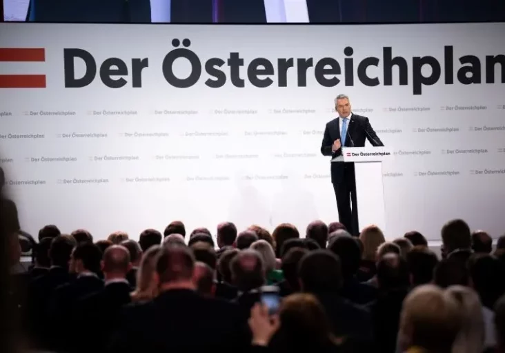Gerechtigkeit und Fairness: Das Sozialsystem muss stabil bleiben, zugleich fair und gerecht für jene sein, die es bezahlen. Das Konzept Sozialhilfe-Neu ist ein weiterer Teil des Österreichplans von Bundeskanzler und ÖVP-Bundesparteiobmann Karl Nehammer (im Bild in Jänner in Wels); Foto: Paul Gruber
