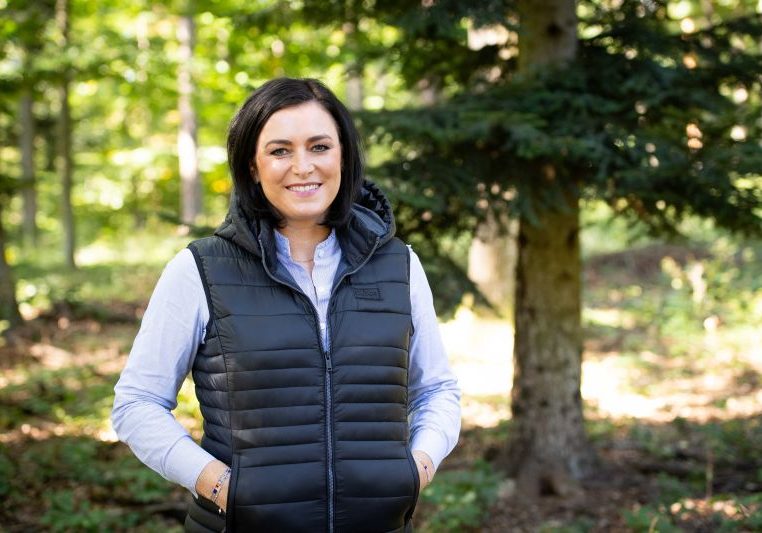 Landwirtschaftsministerin Elisabeth Köstinger verlängert den Waldfonds. Foto: BMLRT/Paul Gruber
