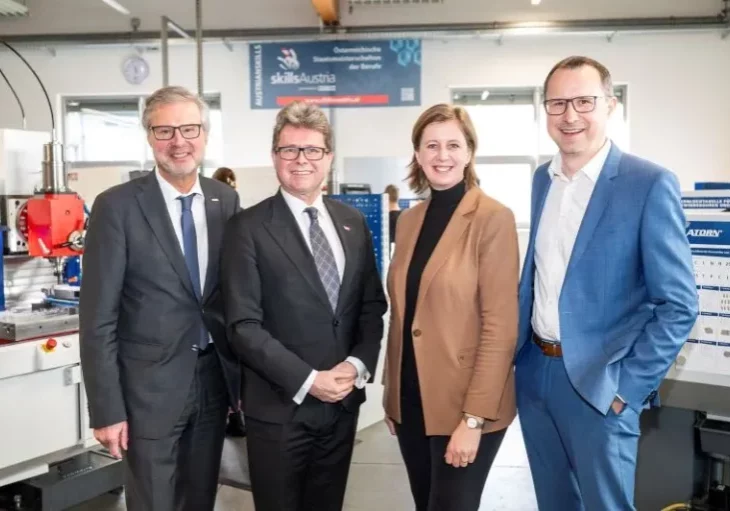 Das Bildungswesen setzt mit Partnern eine Initiative für die Ausbildung von Fachkräften (v.l.n.r.): WKO Stmk Dir. Karl-Heinz Dernoscheg, Bundesminister Martin Polaschek, LR Barbara Eibinger-Miedl, CFO KNAPP Christian Grabner ©Foto Fischer