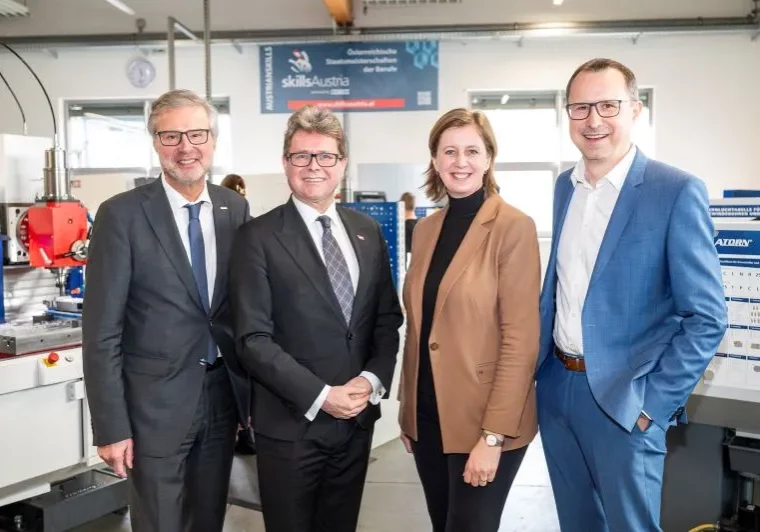 Das Bildungswesen setzt mit Partnern eine Initiative für die Ausbildung von Fachkräften (v.l.n.r.): WKO Stmk Dir. Karl-Heinz Dernoscheg, Bundesminister Martin Polaschek, LR Barbara Eibinger-Miedl, CFO KNAPP Christian Grabner ©Foto Fischer