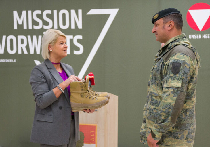 Im Rahmen der Mission Vorwärts überreichte Verteidigungsministerin Klaudia Tanner die neuen Kampfstiefel an den Kommandanten des Panzergrenadierbataillons 35. Foto: HBF / Pusch