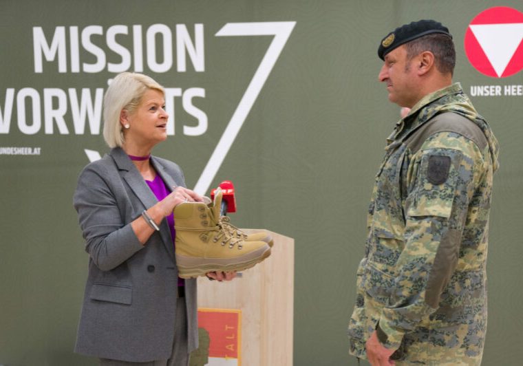Im Rahmen der Mission Vorwärts überreichte Verteidigungsministerin Klaudia Tanner die neuen Kampfstiefel an den Kommandanten des Panzergrenadierbataillons 35. Foto: HBF / Pusch