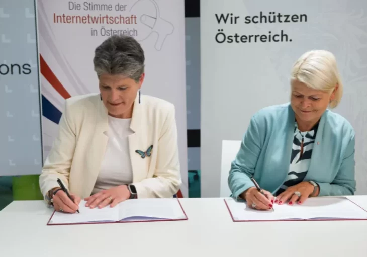 Gemeinsam mit der Vize-Präsidentin der ISPA, Natalie Ségur-Cabanac, unterzeichnete Verteidigungsministerin Klaudia Tanner eine Absichtserklärung für mehr Austausch und Zusammenarbeit im Bereich Cybersecurity. Foto: HBF/Gunter Pusch