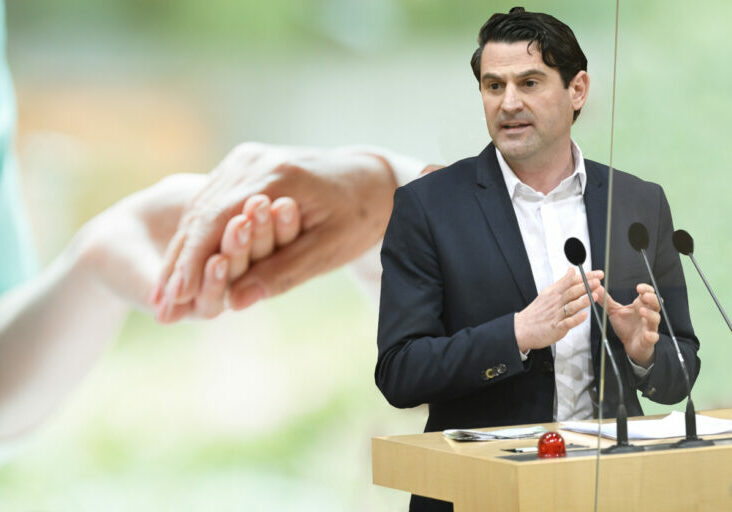 ÖAAB-Generalsekretär Christoph Zarits zeigt sich über das Pflege-Paket erfreut. Foto: Parlamentsdirektion / Johannes Zinner / iStock KatarzynaBialasiewicz
