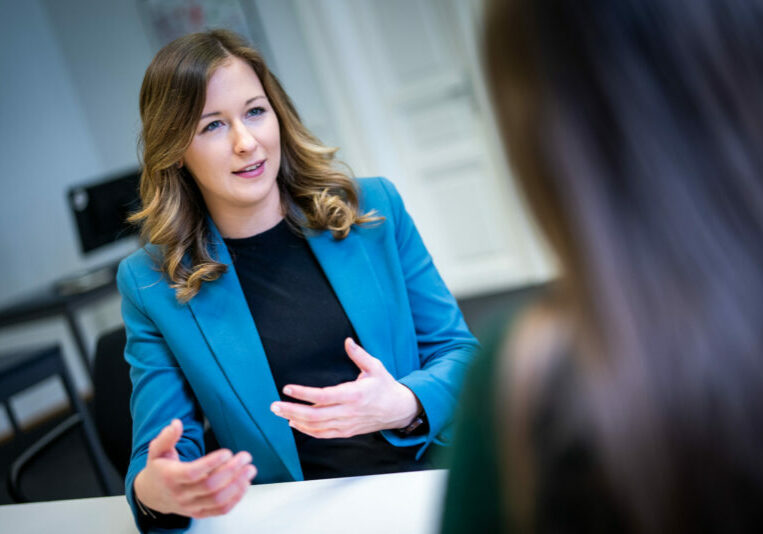 Claudia Plakolm, Staatssekretärin für Jugend, und Finanzminister Magnus Brunner sprechen im Podcast Finance Friday über die Finanzen der Jugend, die Vorsorgen und die Anschaffung von Eigentum. Foto: JVP/Gsöls