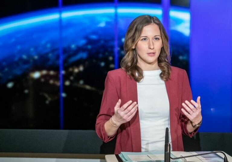 Staatsekretärin für Jugend Claudia Plakolm zu Gast in der ZIB2. Foto: BKA / Arno Melicharek