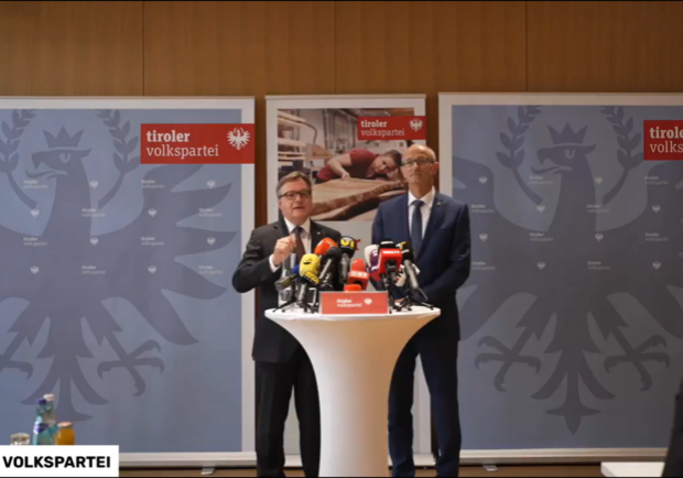 LH Günther Platter (l.) und Landesrat Anton Mattle im ÖVP-Büro in Innsbruck: Amtsübergabe nach vorverlegter Landtagswahl. Bild: Screenshot oe24.at
