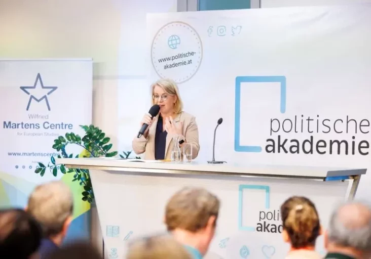 Die Politische Akademie (PolAk) startet im September ihr Programm und die Österreich-Gespräche, kündigte die Präsidentin, Abg. Bettina Rausch, an. In Zeiten von Polarisierung und Bevormundung brauche es die bürgerliche Mitte. Foto: PolAk
