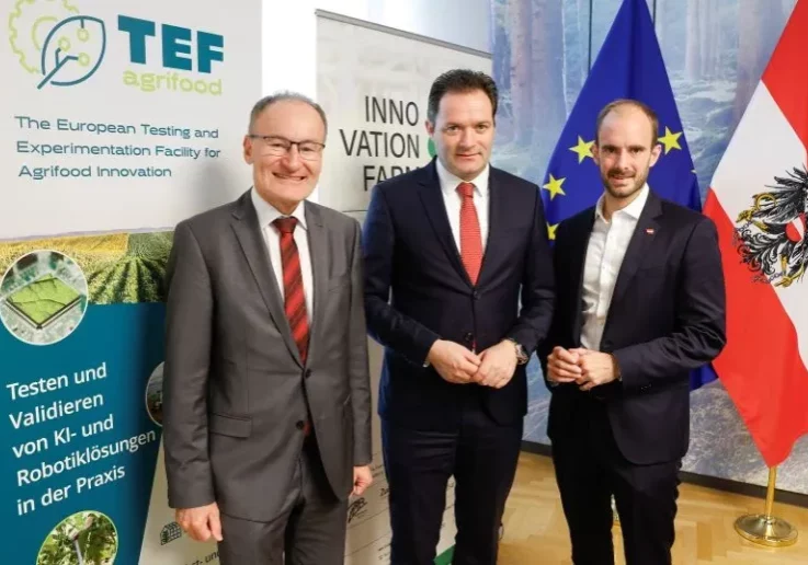 Landwirtschaft wird digital: Heinrich Prankl (Bundeslehr- und Forschungsanstalt Francisco Josephinum) Landwirtschaftsminister Norbert Totschnig und Digitalisierungsstaatssekretär Florian Tursky präsentierten den Aktionsplan Smart Farming. Foto: Bka/Aigner