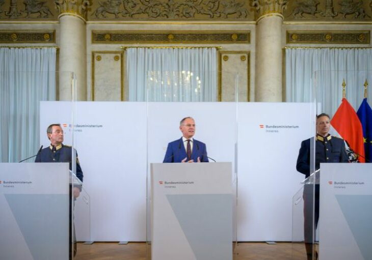 Keine Toleranz bei Demos vor Krankenhäusern betonte Innenminister Gerhard Karner bei einer Pressekonferenz am 12. Dezember. Foto: BMI / Jürgen Makowecz