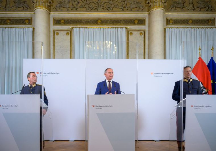 Keine Toleranz bei Demos vor Krankenhäusern betonte Innenminister Gerhard Karner bei einer Pressekonferenz am 12. Dezember. Foto: BMI / Jürgen Makowecz