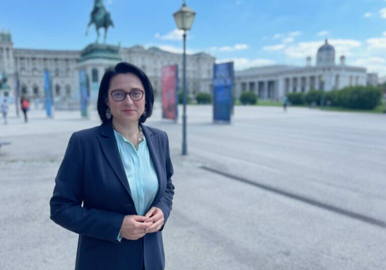 ÖVP-Menschenrechtssprecherin Gudrun Kugler weist auf die Menschenrecht von Uiguren und anderen Minderheiten hin. Foto: Gudrun Kugler